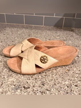 UGG Women's Lyra sandals size 8
